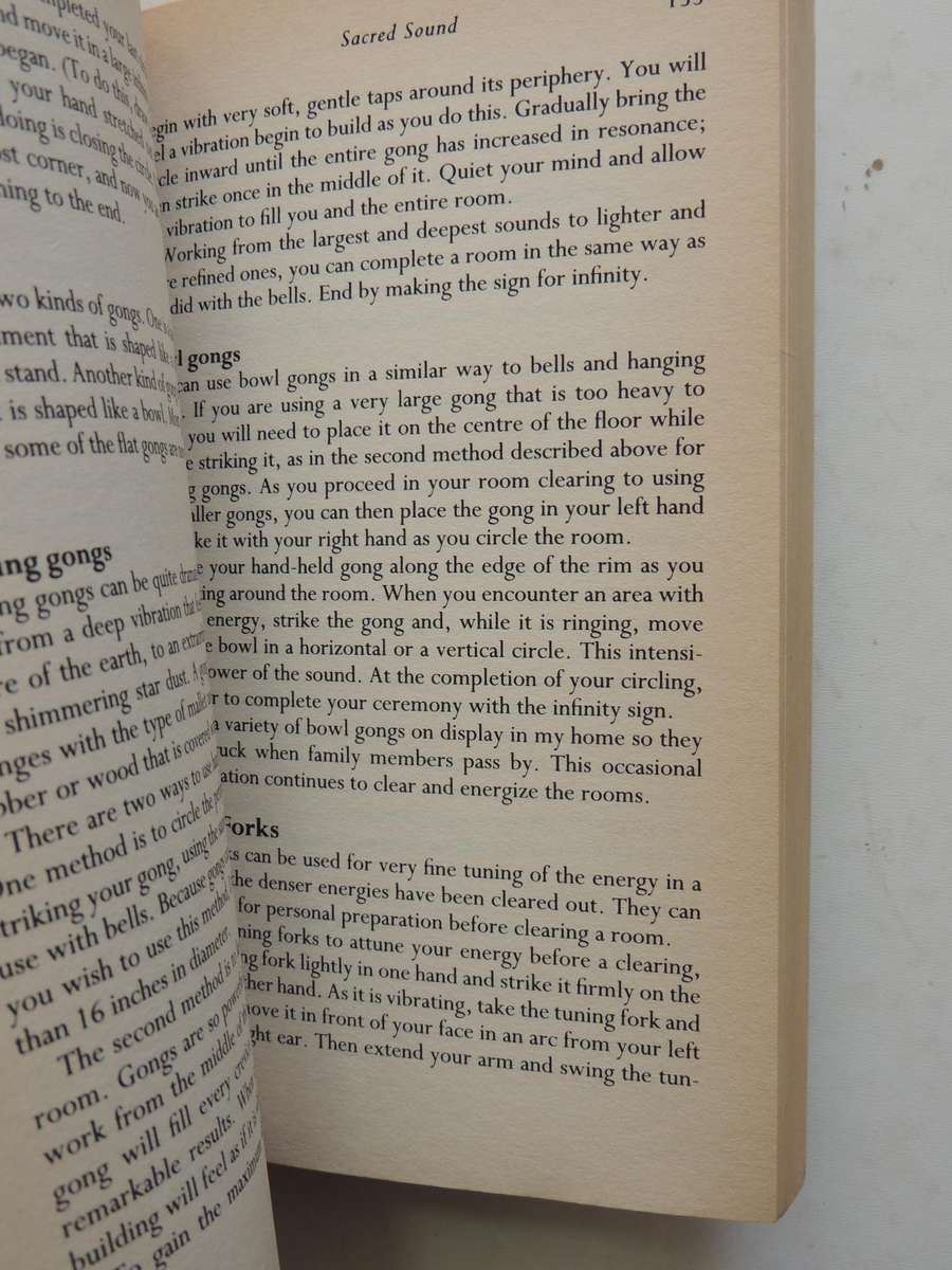 Sacred Space: Clearing And Enhancing The Energy Of Your Home - Denise Linn