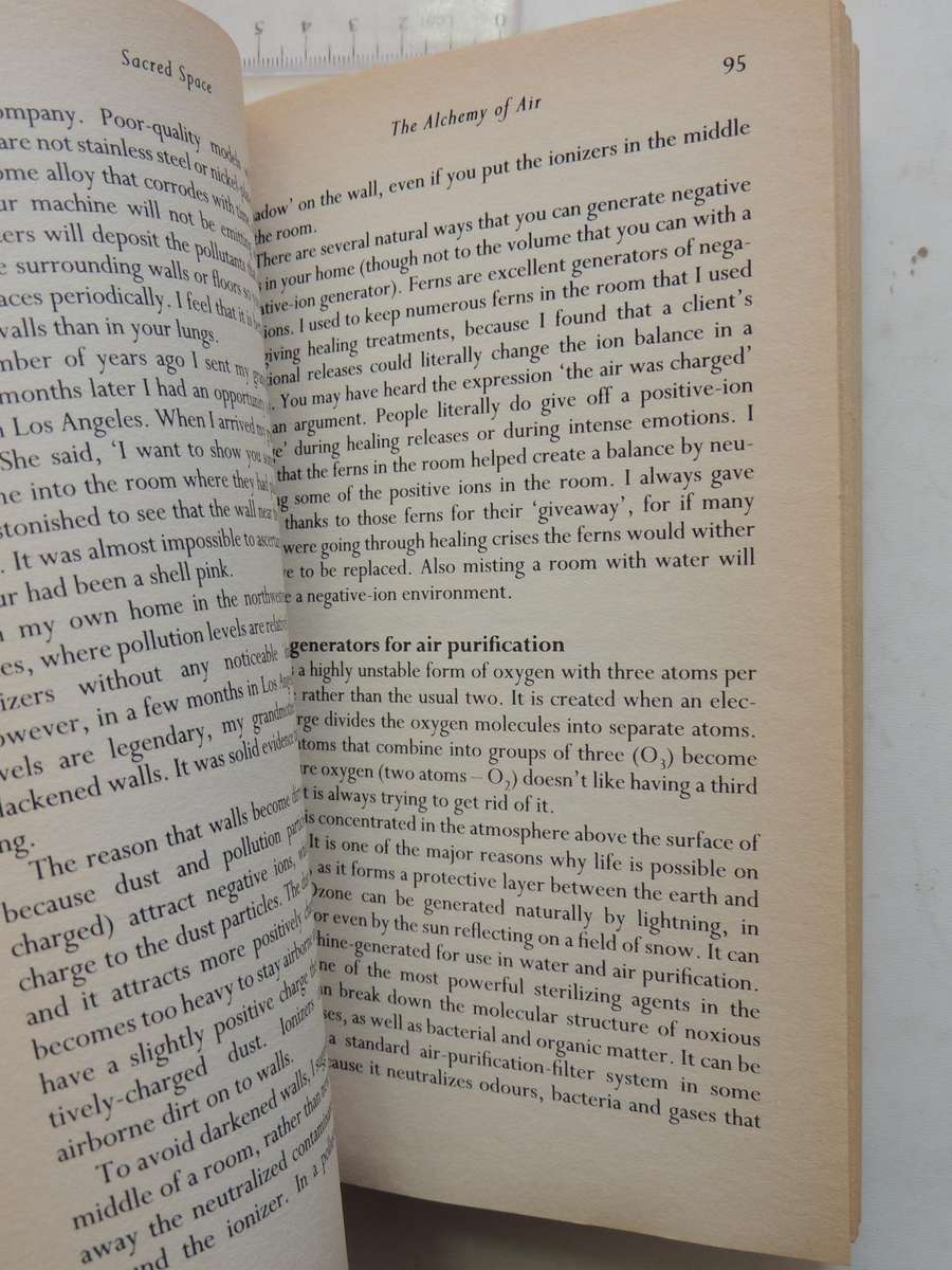 Sacred Space: Clearing And Enhancing The Energy Of Your Home - Denise Linn