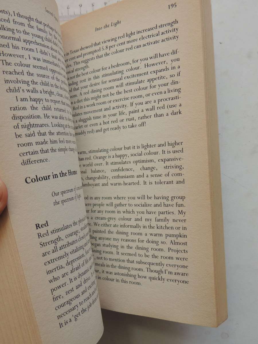 Sacred Space: Clearing And Enhancing The Energy Of Your Home - Denise Linn