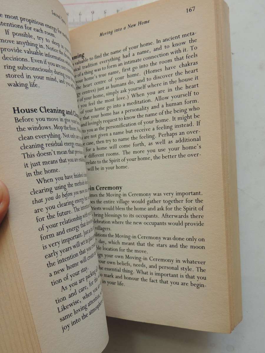 Sacred Space: Clearing And Enhancing The Energy Of Your Home - Denise Linn