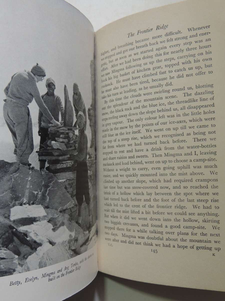 Tents In The Cloud: The First Women's Himalayan Expedition - Monica Jackson & Elizabeth Jackson