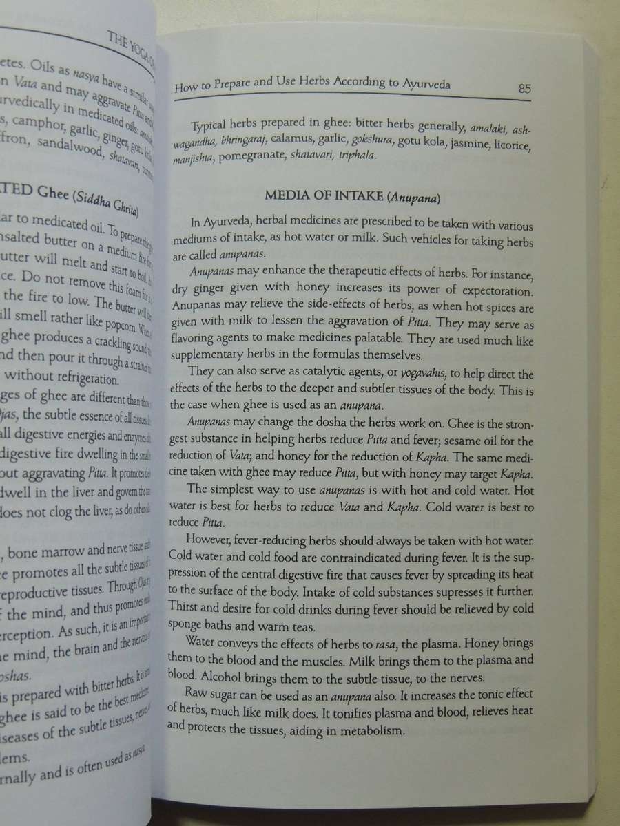 The Yoga Of Herbs: An Ayurvedic Guide To Herbal Medicine - Dr. David Frawley & Dr. Vasant Lad