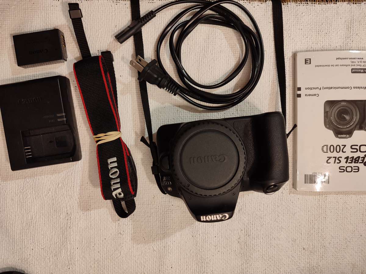 Canon 200D EOS DSLR & Canon EF-S 18-135mm F3.5-5.6 IS STM