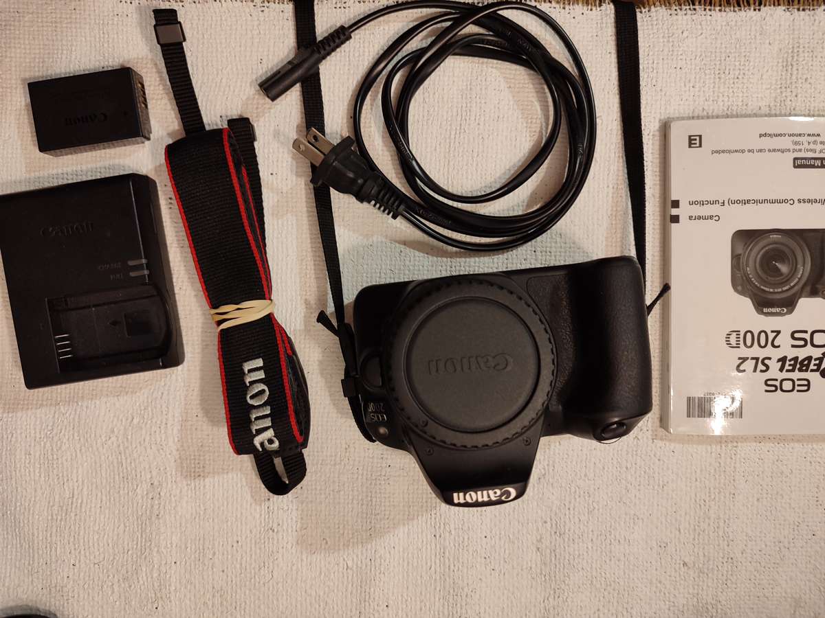 Canon 200D EOS DSLR & Canon EF-S 18-135mm F3.5-5.6 IS STM