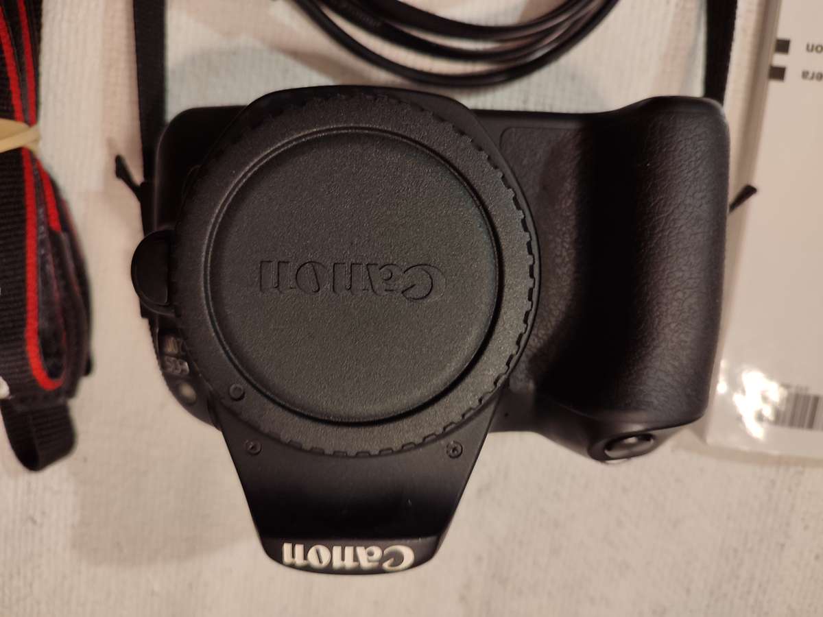 Canon 200D EOS DSLR & Canon EF-S 18-135mm F3.5-5.6 IS STM