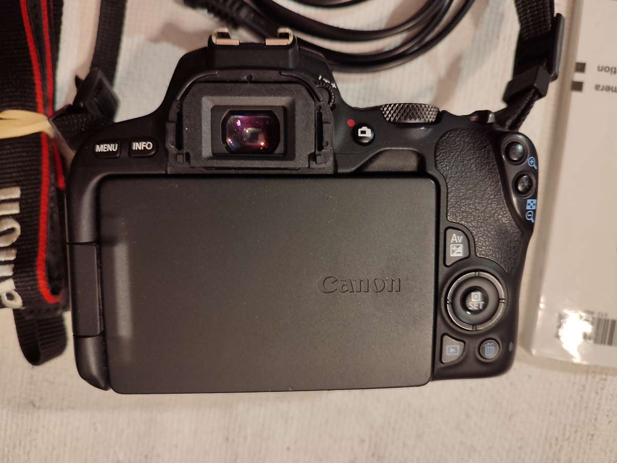 Canon 200D EOS DSLR & Canon EF-S 18-135mm F3.5-5.6 IS STM