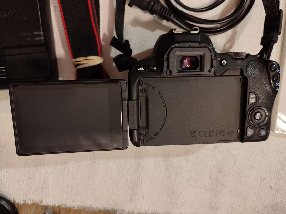 Canon 200D EOS DSLR & Canon EF-S 18-135mm F3.5-5.6 IS STM