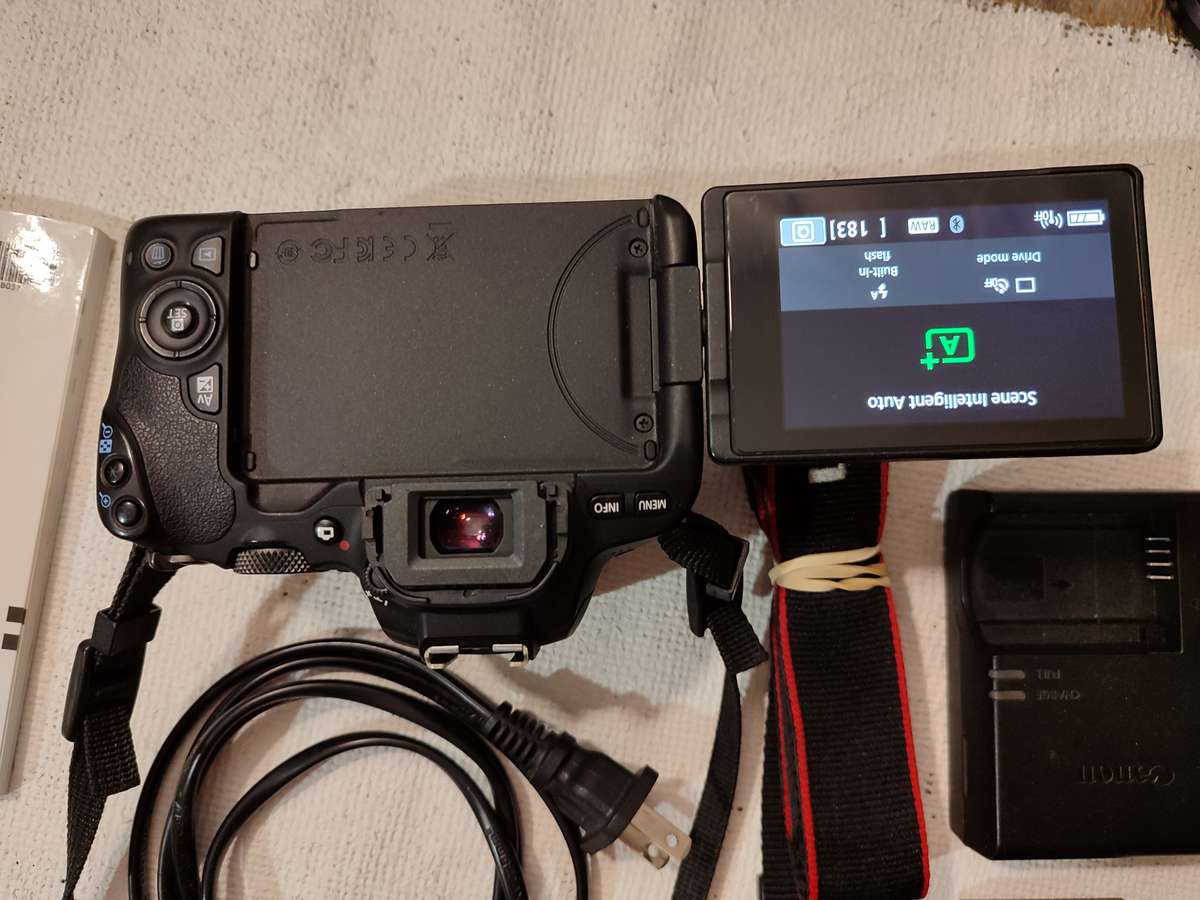 Canon 200D EOS DSLR & Canon EF-S 18-135mm F3.5-5.6 IS STM