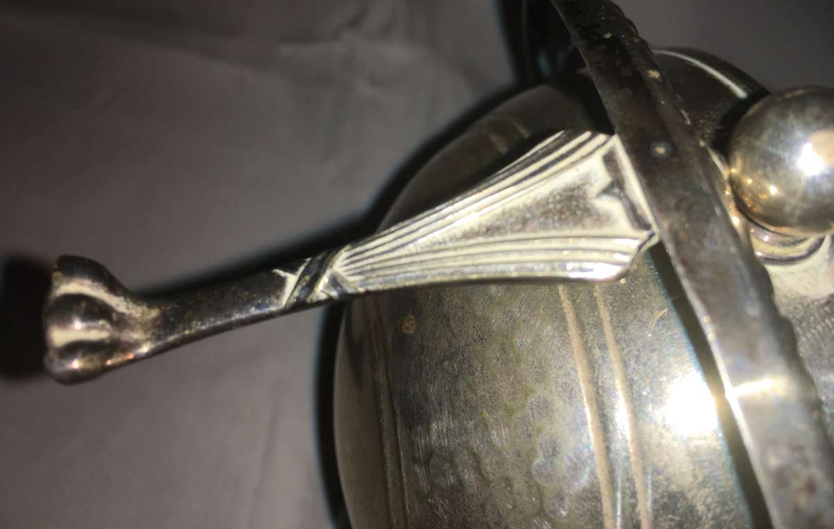 Butter dish. Claw foot round.