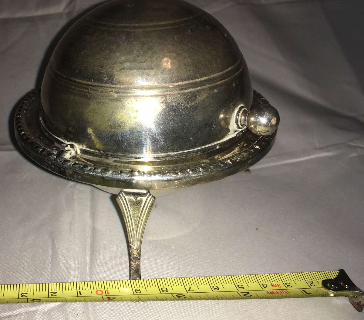 Butter dish. Claw foot round.