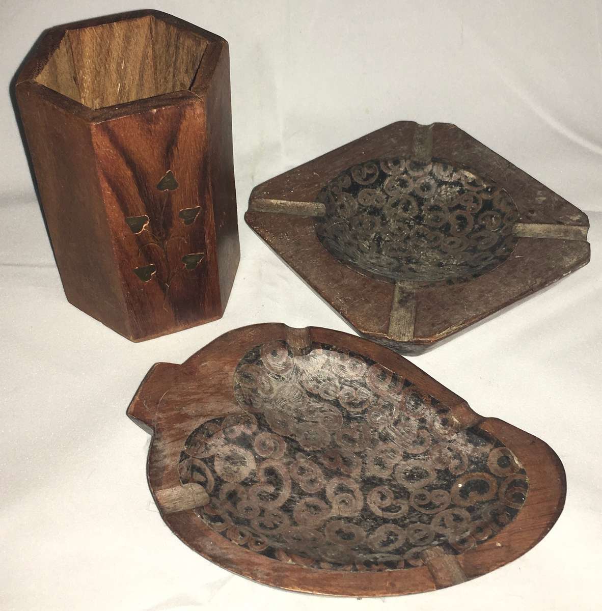 Wooden ashtrays (2) and a pen holder lot