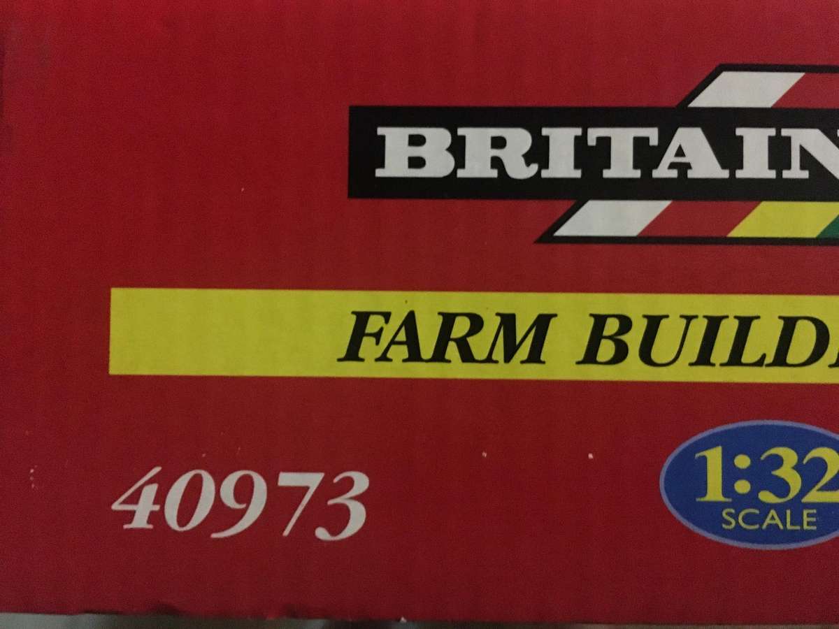 Britains 2005 1:32 farm building set