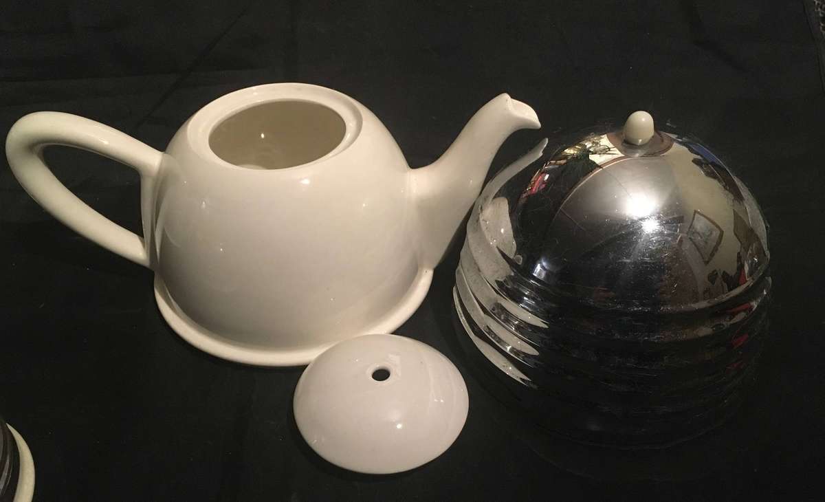 Everhot 3 kettles and a sugar bowl