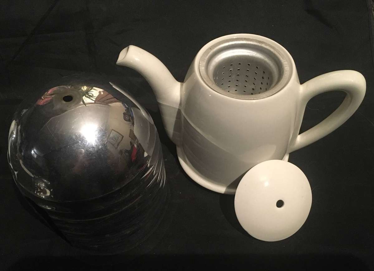 Everhot 3 kettles and a sugar bowl
