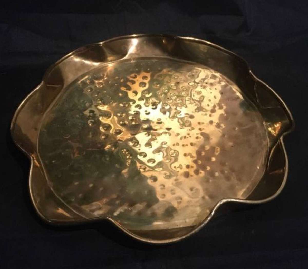 Decorative brass tray with scalloped edge and hammered texture, 25cm diameter