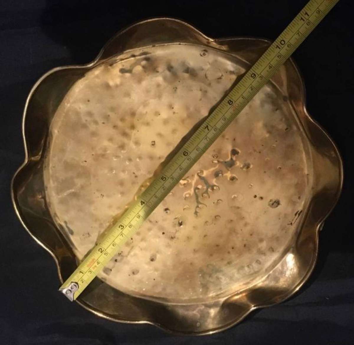 Decorative brass tray with scalloped edge and hammered texture, 25cm diameter