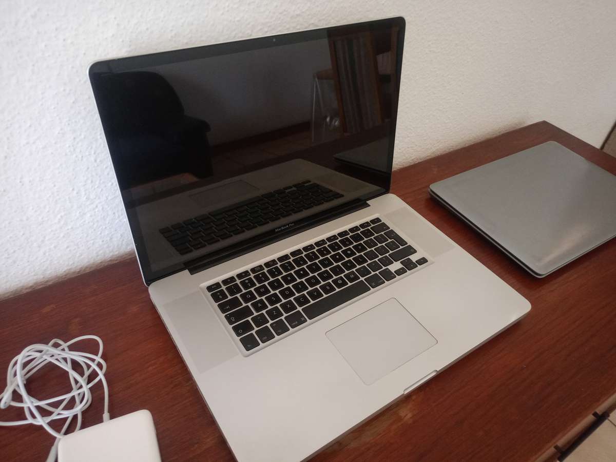 MacBook Pro 17 inch 2011 I7 spares or repair for sale