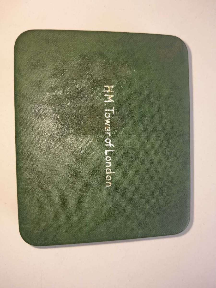 HM Tower of London medelion