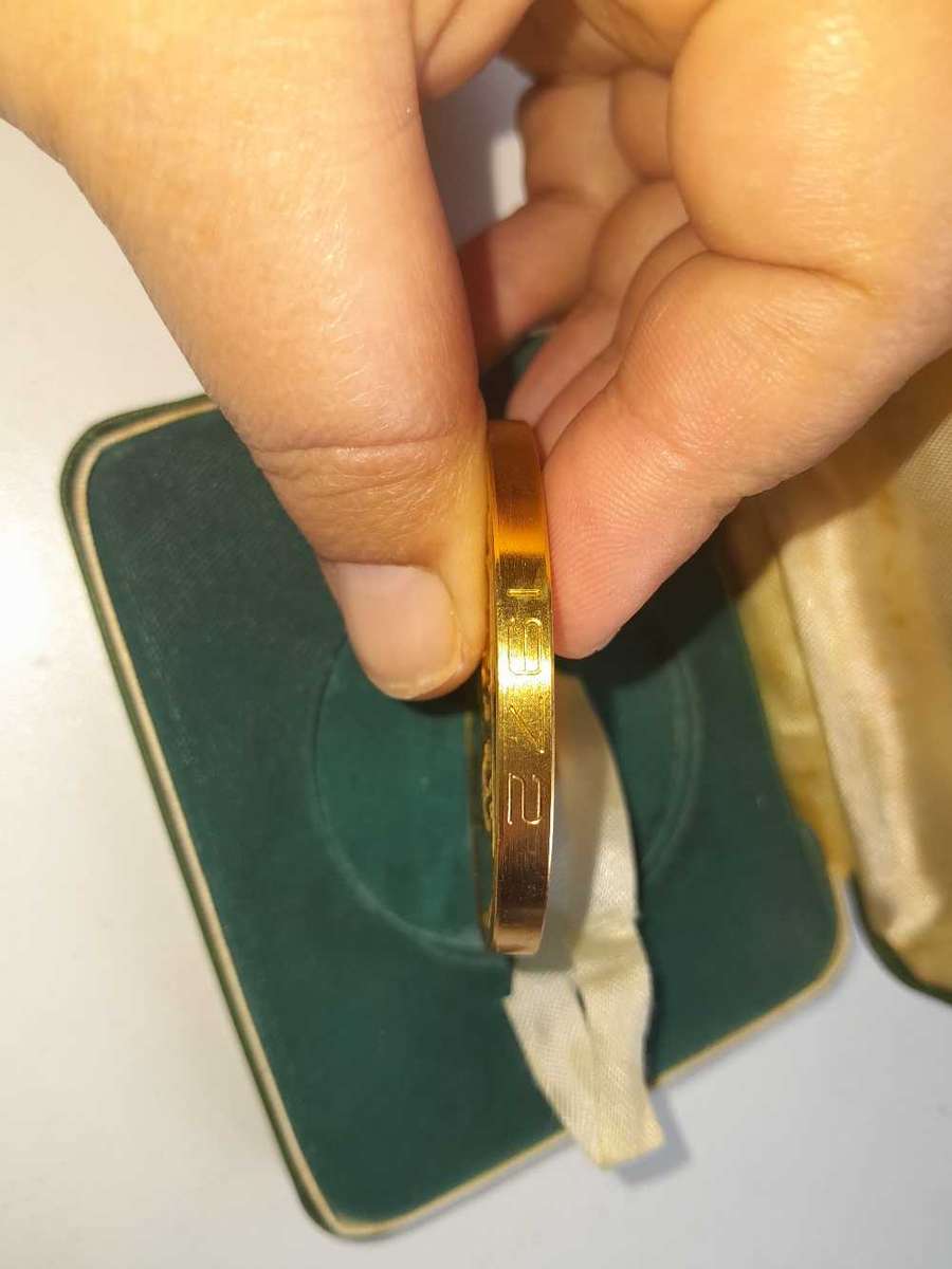 HM Tower of London medelion