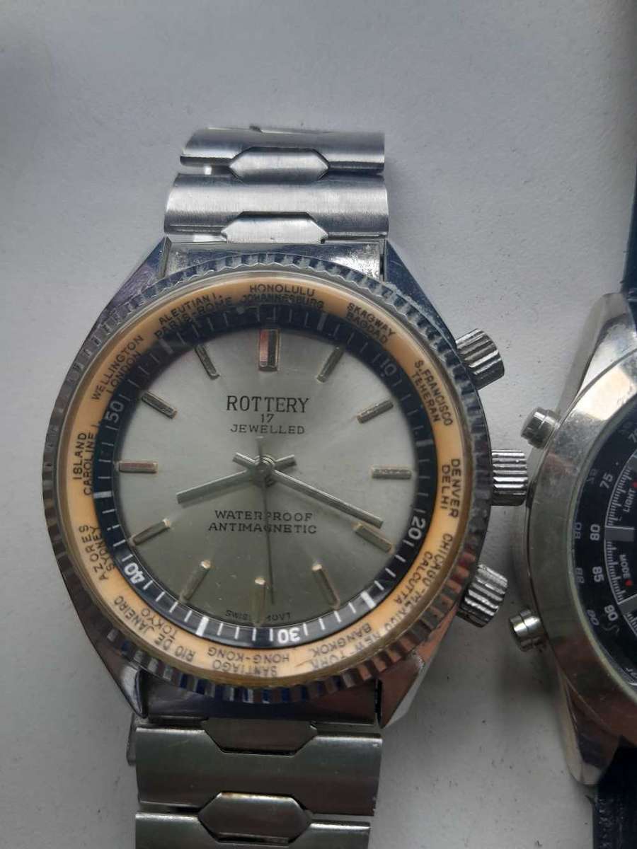 Mix bunch of quarts watches