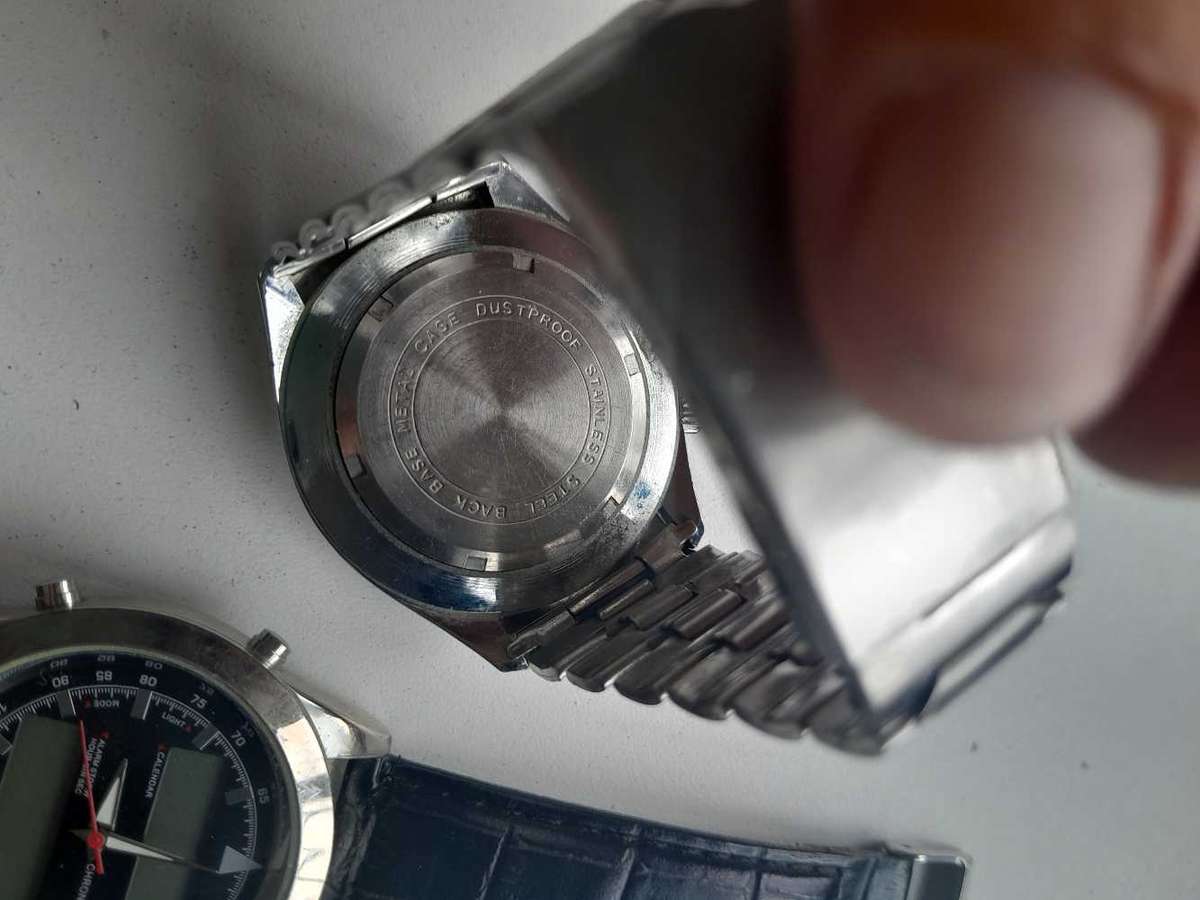 Mix bunch of quarts watches