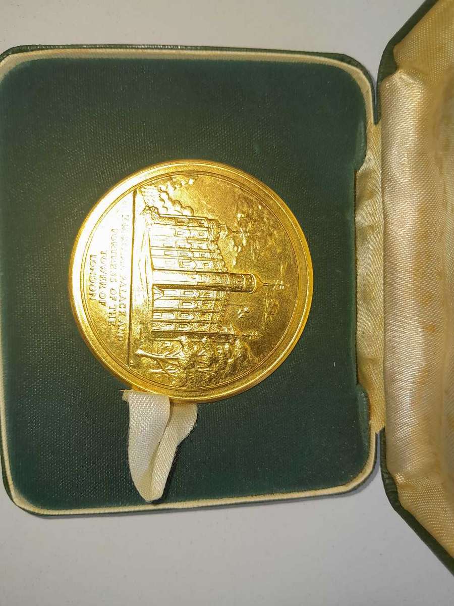 HM Tower of London medelion