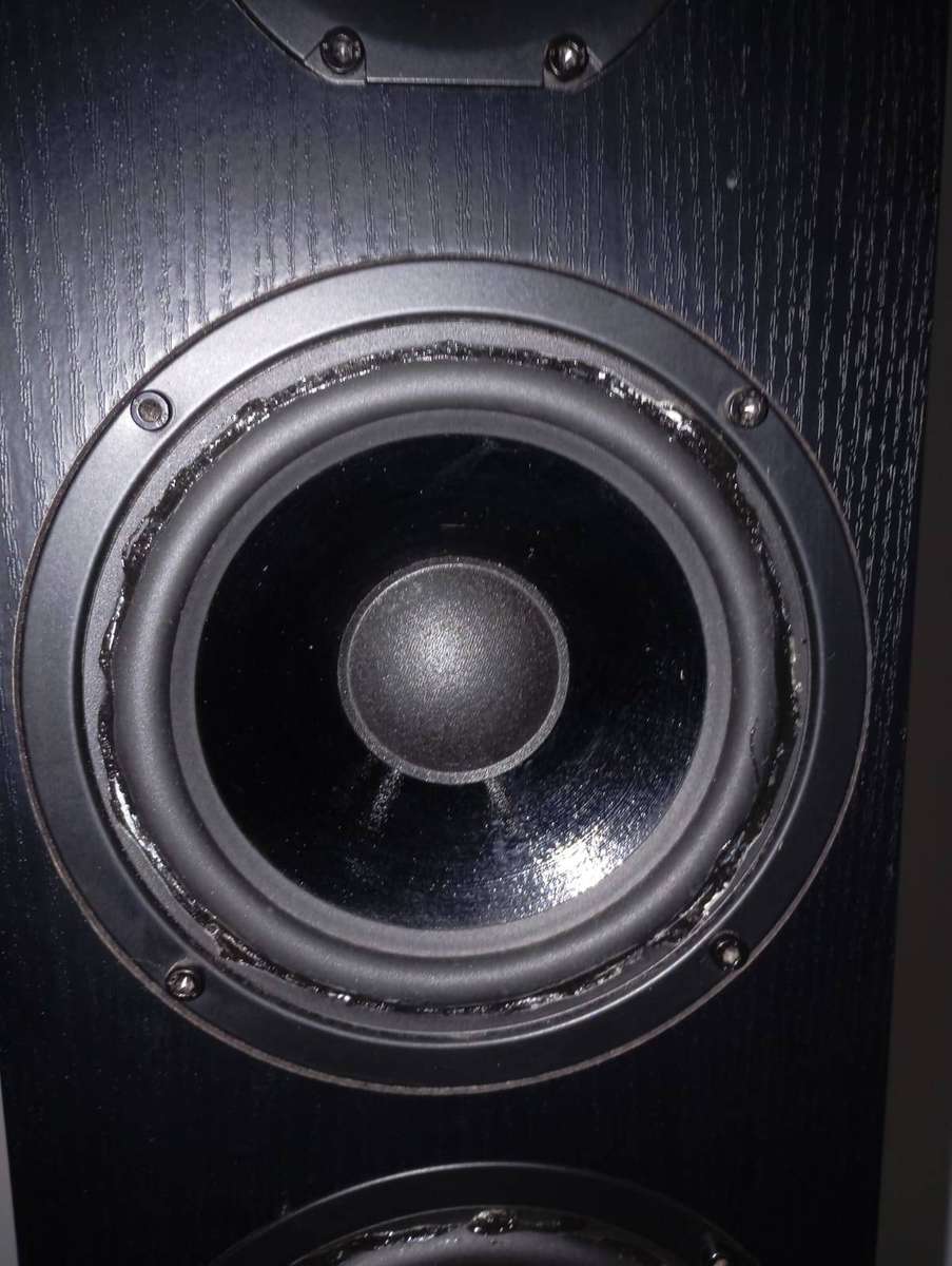 2 x Sansui Floor standing Speakers + 1 x Sansui Center Speaker