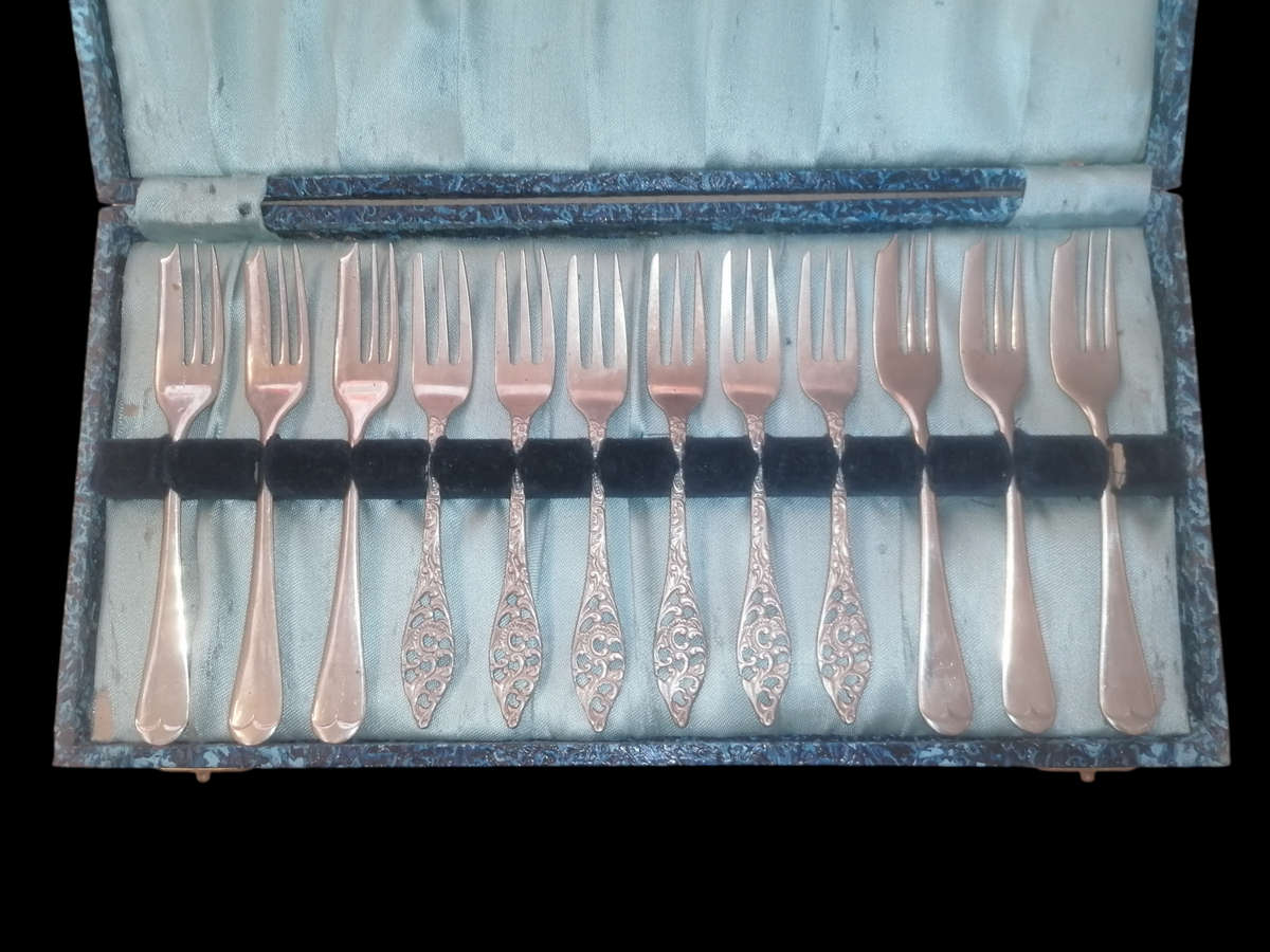 12 Piece Sheffield England Cutlery Set