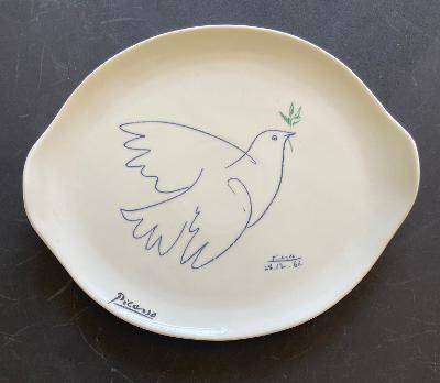 PABLO PICASSO Colombe bleue avec fleur, 1980. Porcelain plate. R1500-