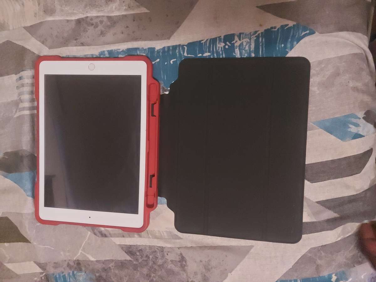 Apple iPad Wi-Fi 32GB (8th Generation)