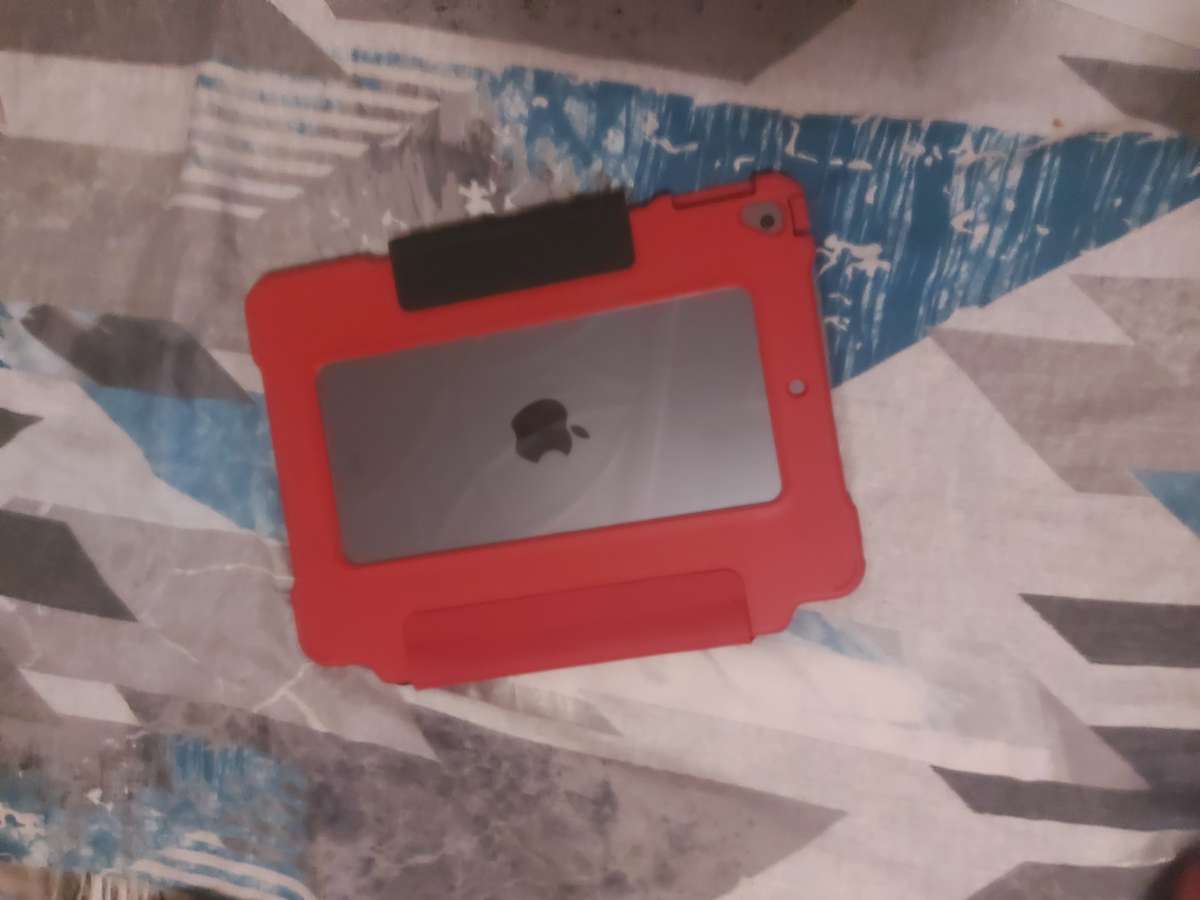 Apple iPad Wi-Fi 32GB (8th Generation)