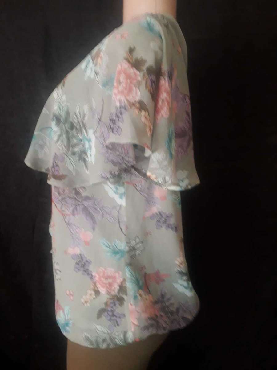 MERIEN HALL  GREEN FLOWER PATTERN  FULLY LINED THROW OVER TOP WITH ELASTICATED WAIST - SIZE 12/36/L