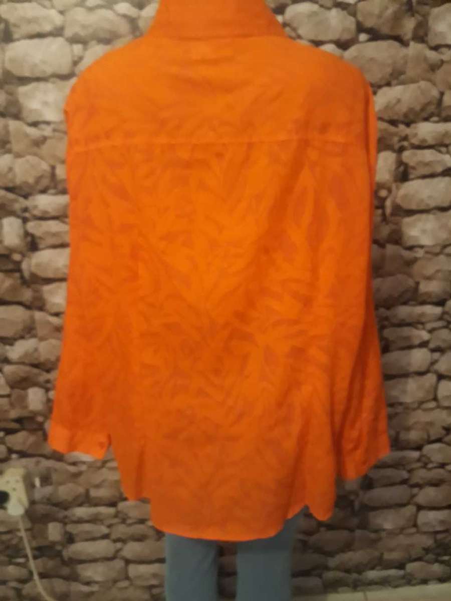 RETRO DONATELLA BRAND DARK BRIGHT ORANGE LEAF PATTERN TOP WITH LONG SLEEVES - SIZE 22/46