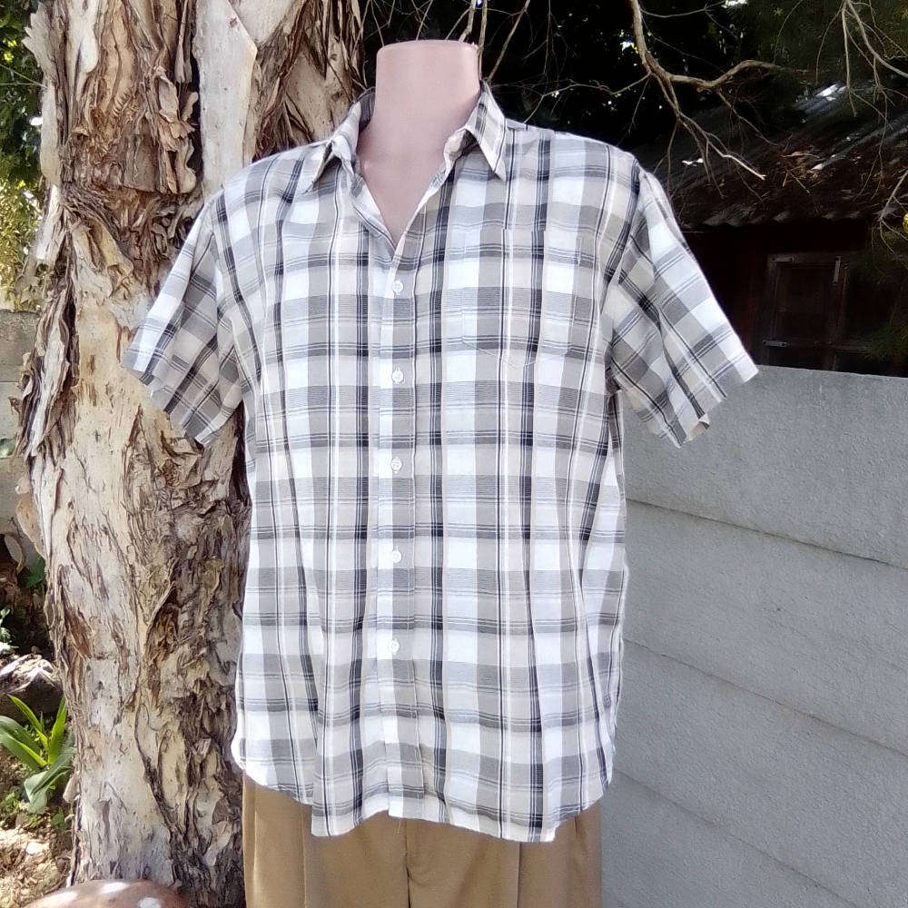 Men's Shirt with short sleeves - No Boundaries Brand - Size XL