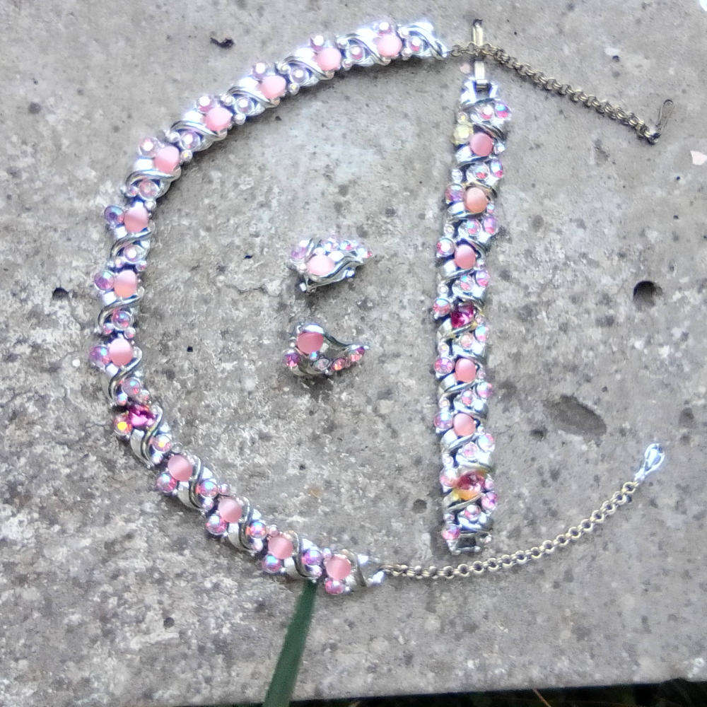 VINTAGE 1960'S SILVER TONED 3 PIECE COSTUME JEWELLERY SET - NECKLACE/BRACELETT & CLIP-ON EARRINGS!!!