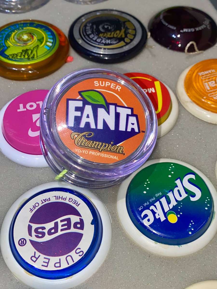 VINTAGE YO-YO COLLECTION 21 DIFFERENT YO-YO'S DIFFERENT BRANDS AND MAKES IN CASE