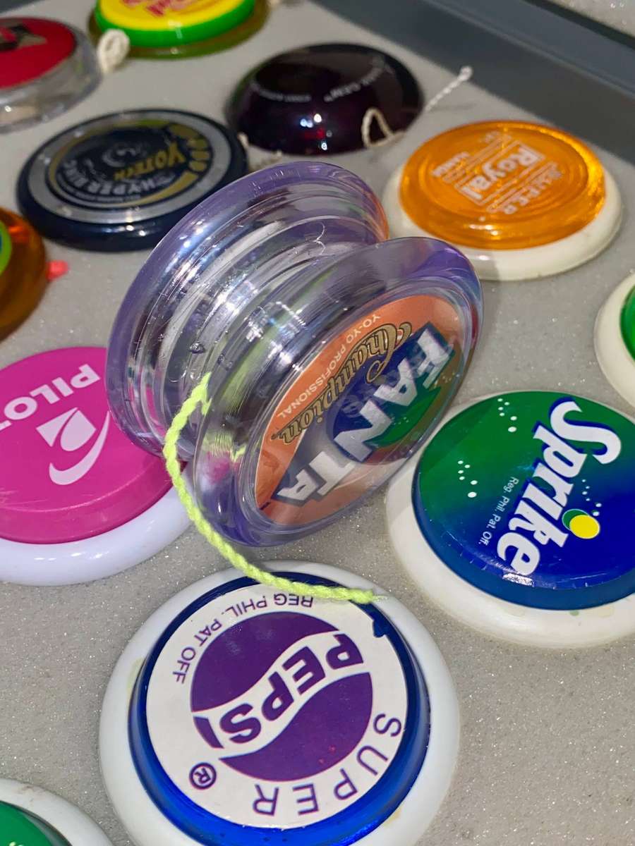 VINTAGE YO-YO COLLECTION 21 DIFFERENT YO-YO'S DIFFERENT BRANDS AND MAKES IN CASE
