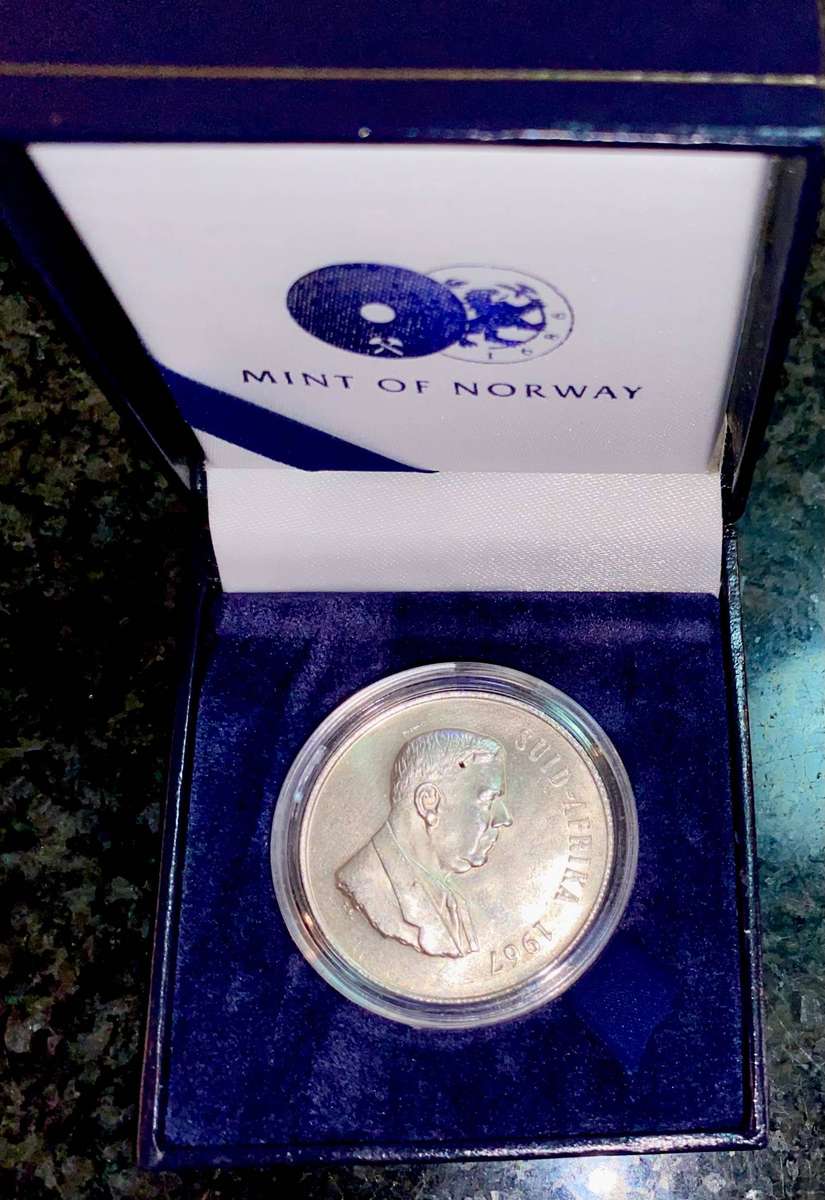 South Africa. Silver R1 -- 1967 Afrikaans good condition in capsule & blue box