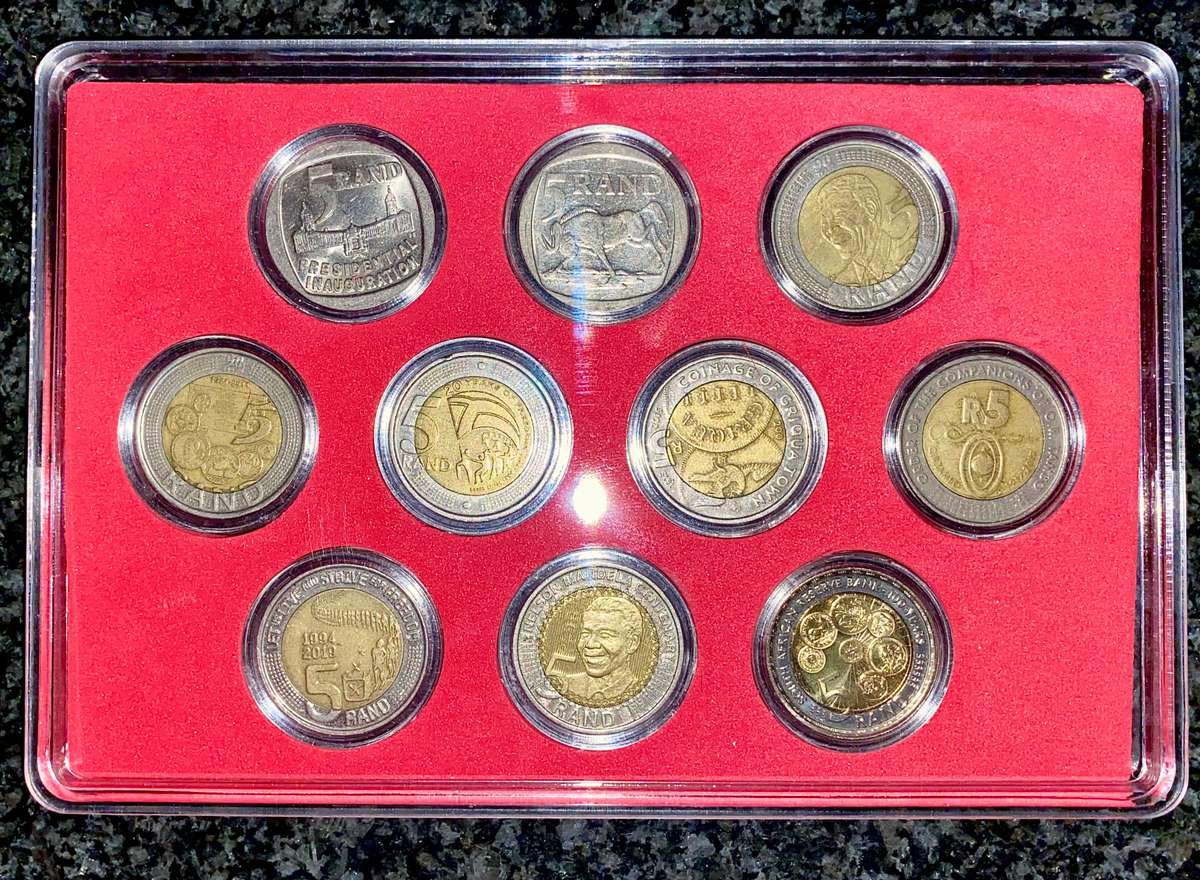 Complete set commemorative R5 coins 1994 to 2021 in display case, each coin in capsule