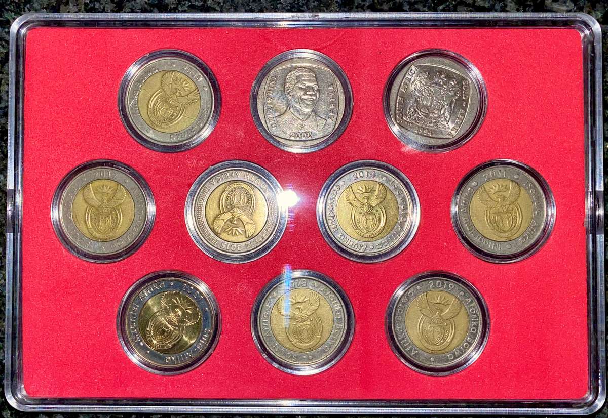 Complete set commemorative R5 coins 1994 to 2021 in display case, each coin in capsule