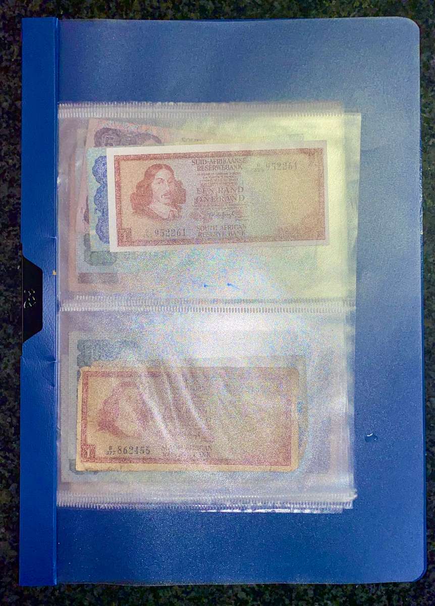 BANKNOTE COLLECTION SOUTH AFRICA & INTERNATIONAL IN FOLDER 17 NOTES IN TOTAL(1 BID TAKES ALL)