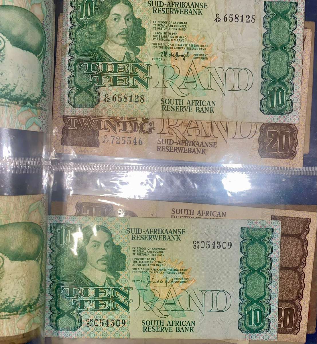 BANKNOTE COLLECTION SOUTH AFRICA & INTERNATIONAL IN FOLDER 17 NOTES IN TOTAL(1 BID TAKES ALL)