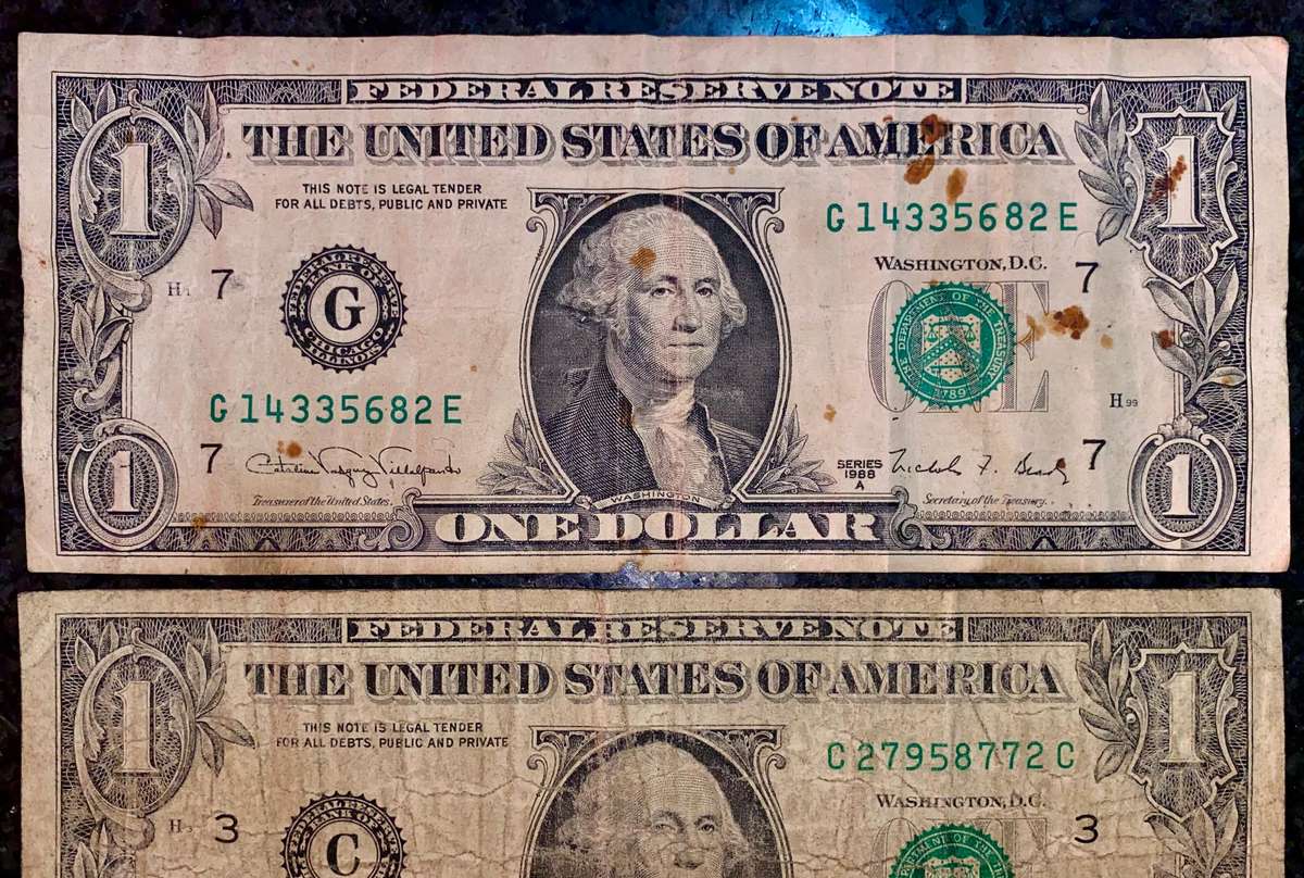 USA Error 1 dollar - C & G - top one is off center (1 bid takes all)