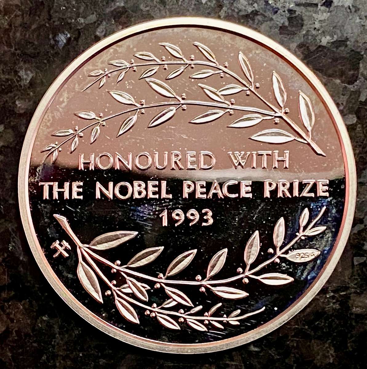 NELSON MANDELA STERLING SILVER 1OZ - A LONG WALK TO FREEDOM IN CAPSULE