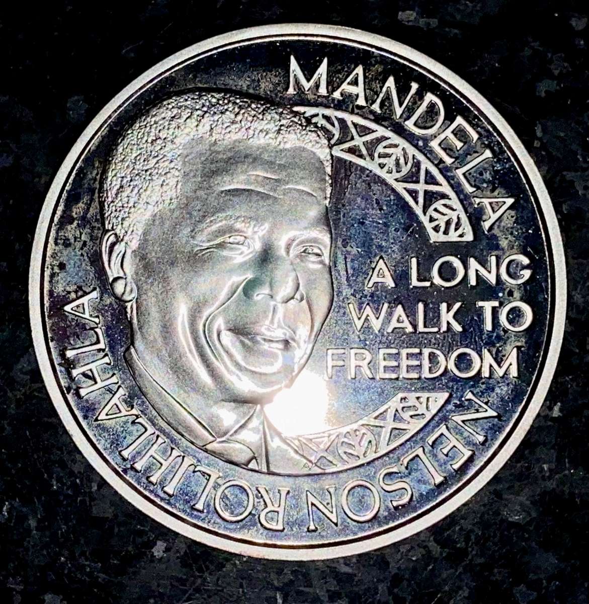 NELSON MANDELA STERLING SILVER 1OZ - A LONG WALK TO FREEDOM IN CAPSULE