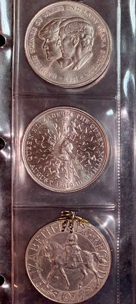 Great Britain Collection - Commemorative Crowns 1977-1980-1981 in coin folder - lot 5