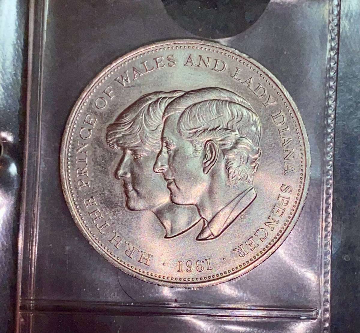 Great Britain Collection - Commemorative Crowns 1977-1980-1981 in coin folder - lot 5