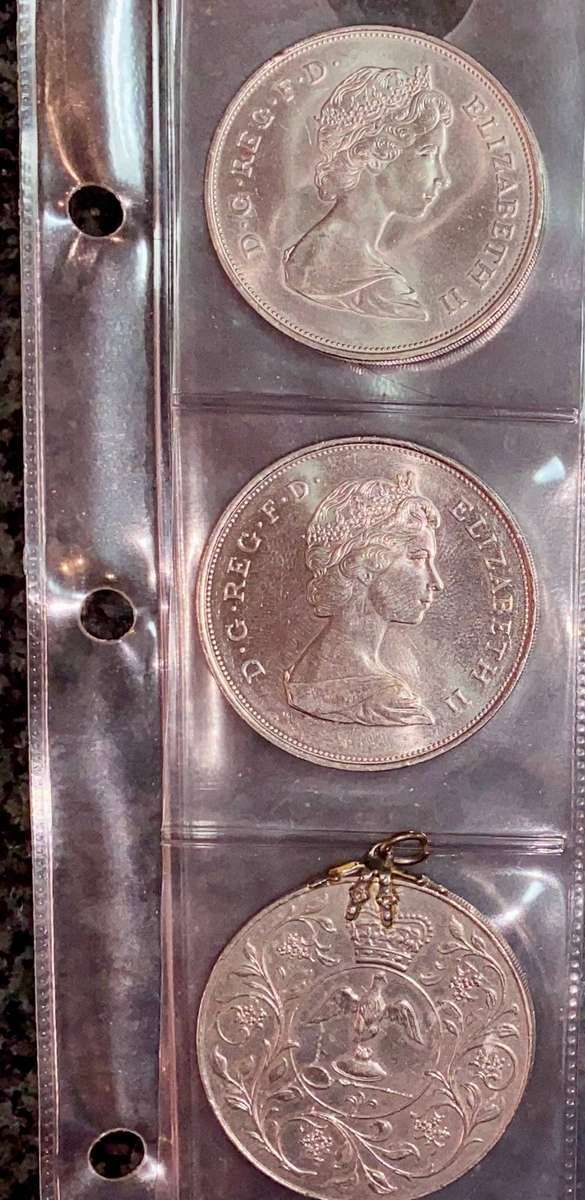 Great Britain Collection - Commemorative Crowns 1977-1980-1981 in coin folder - lot 5