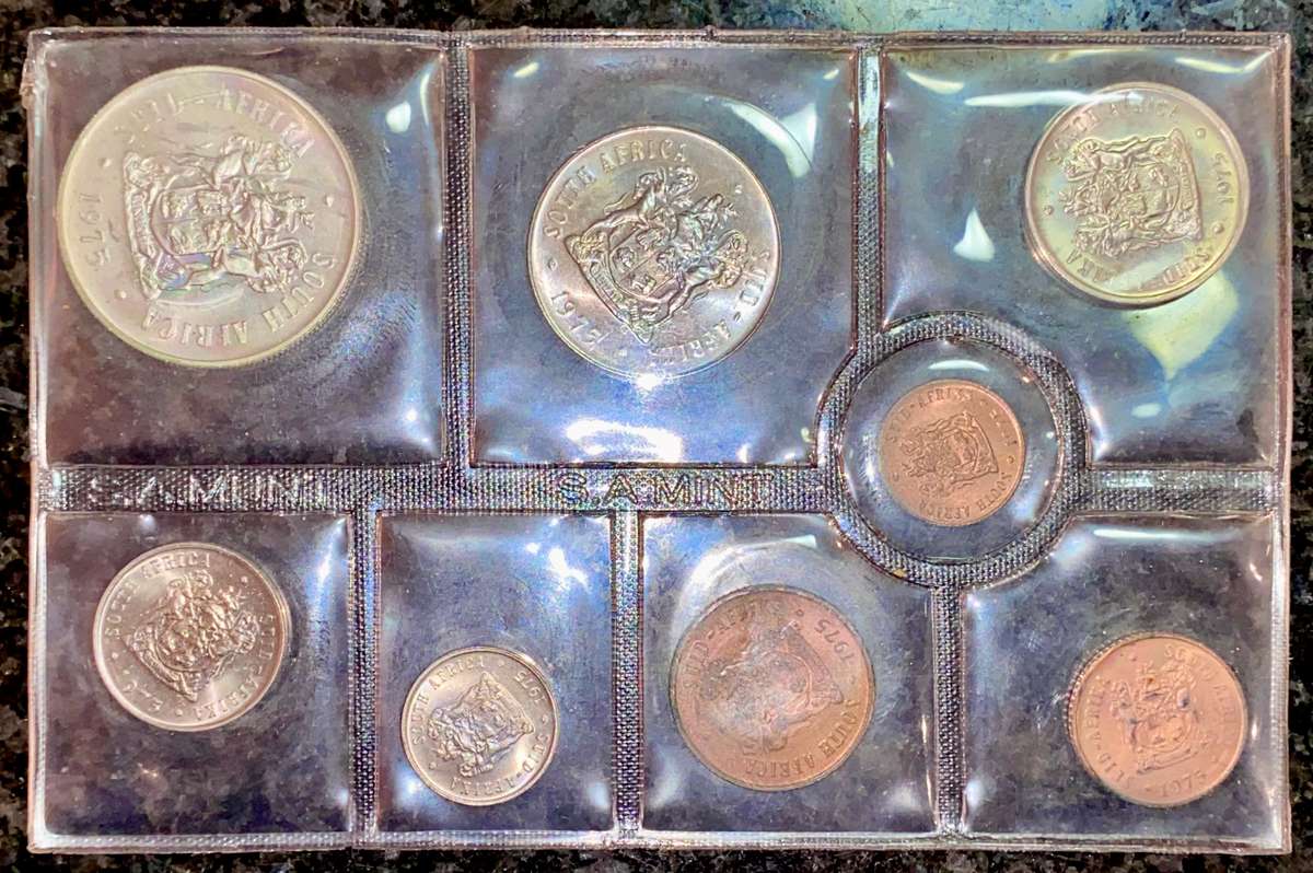 SA Mint Uncirculated 1975 - Silver R1 to 1/2 cent - still sealed as from SA Mint