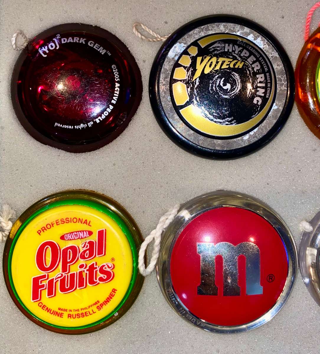 VINTAGE YO-YO COLLECTION 21 DIFFERENT YO-YO'S DIFFERENT BRANDS AND MAKES IN CASE